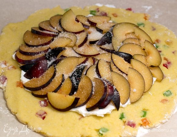 Порезать и выложить сливы. Сверху посыпать сахаром.