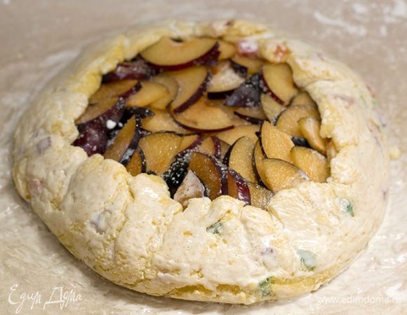 Загнуть края теста.
Выпекать 30 минут при 200°С.