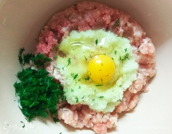 Перемолоть хлеб вместе с фаршем и луком. Добавить мелко нарезанный укроп, масло и яйцо. Посолить.