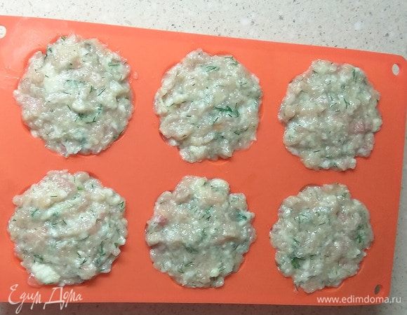 Разложить по силиконовым формочкам не до краев. Формочки ставить на противень, а не на решетку, т.к. масса кипит и сначала увеличивается в объеме. Выпекать при 200°С около 35–40 минут.