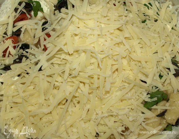 Пармезан трем на терке или измельчаем в блендере. Отправляем к остальным продуктам. 