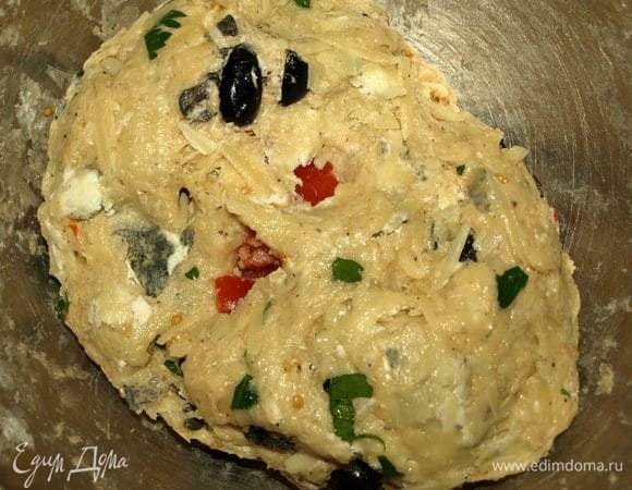 Все ингредиенты вмешиваем в тесто (руки смазать оливковым маслом). Тесто очень податливое, и вмешать в него ингредиенты будет довольно легко. Получается вот такое тесто.