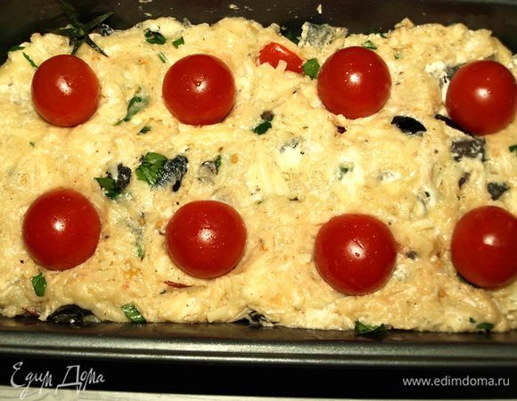 Форму для кексов или хлеба смазать оливковым маслом. Дно лучше выстелить пекарской бумагой, чтобы легче было доставать хлеб. Распределяем тесто в форме, сверху украшаем оставшимися помидорами черри (немного смазать оливковым маслом).  