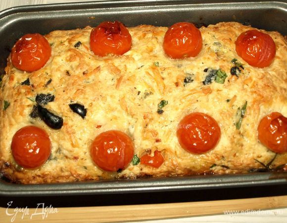 Выпекать в заранее разогретой до 180°С духовке до золотистой корочки. Проверить готовность хлеба бамбуковой палочкой (если она сухая, то хлеб готов). Достать готовый хлеб и дать остыть в форме 30 минут.