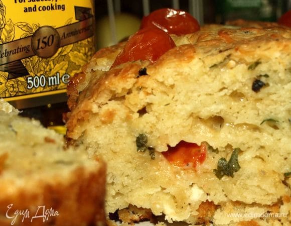 Вот такой хлеб в разрезе. Подавать его можно с салями, острыми колбасками, ветчиной. Хлеб хорош в теплом и холодном виде. 