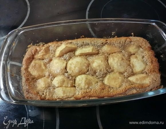 Достать пирог из духовки. Оставить остывать в форме. Посыпать сахарной пудрой.