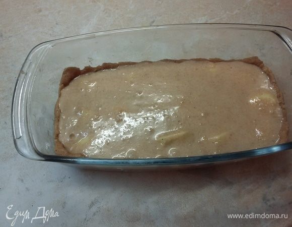 Сверху вылить жидкое тесто и поставить выпекать на 30–40 минут. У меня на выпекание ушло 40 минут.