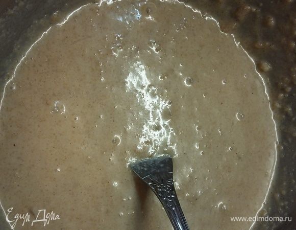 В другую часть вылить молоко, добавить яйцо  и размешать до практически однородного состояния.