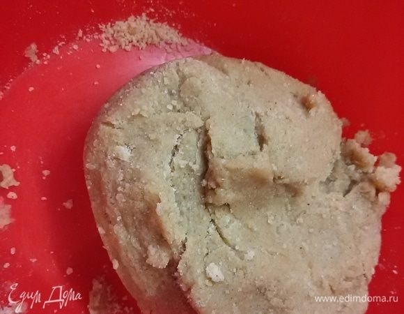 В одну часть добавить 2 столовые ложки молока и замесить песочное тесто.