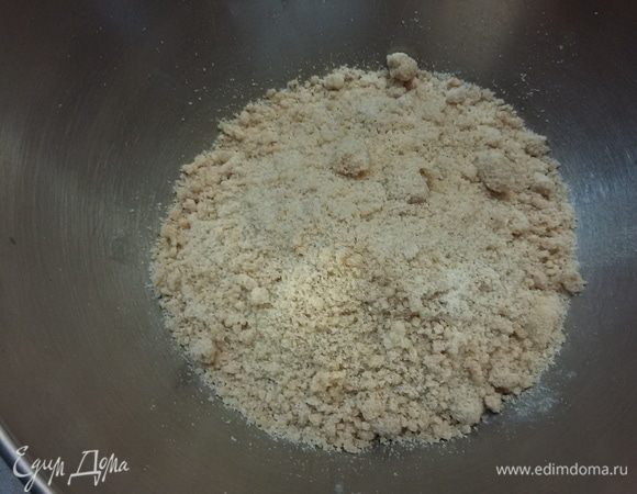 Сразу включить духовку нагреваться до 180°С. Смешать муку, сахар, разрыхлитель, имбирь и корицу. Добавить сливочное масло и растереть в крошку. Разделить массу на две части (у меня вышло 380 г)