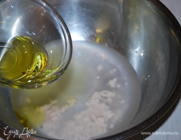 Сделаем тесто для пиццы. В теплую воду добавим 7 граммов свежих дрожжей, сахар, соль и оливковое масло. Все перемешаем.