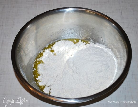 Добавим всю муку. Вымесим тесто, сначала тесто будет липнуть к рукам, потом оно станет эластичным и мягким.