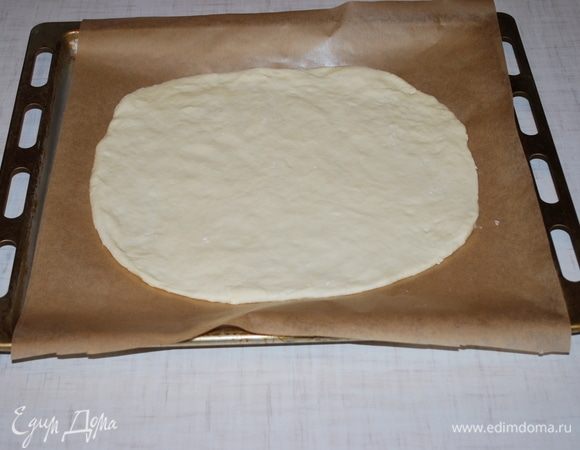 Раскатаем тесто и дадим ему постоять, пока будем готовить начинку.