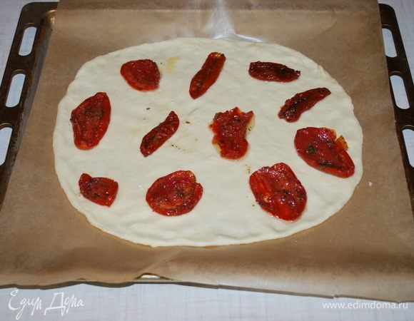 На тесто выкладываем вяленые помидоры.