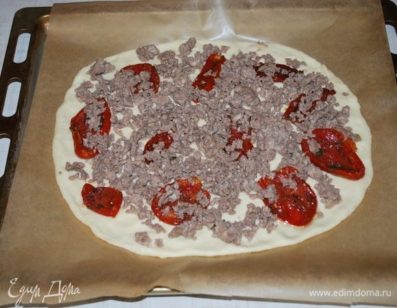 Сверху вяленых помидоров выкладываем обжаренный фарш.