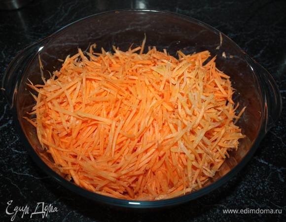 Подготовим начинку. Морковь очистить, натереть на специальной терке. 