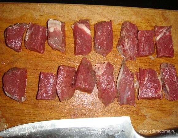 Говядину промыть, обсушить бумажным полотенцем и нарезать кусочками 2–4 см.