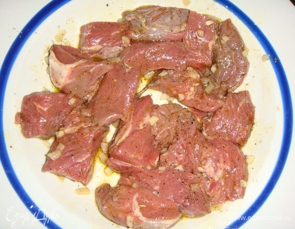 2 ст. л. горчичного масла смешать с черным перцем, солью, хмели-сунели и мелко нарезанным чесноком. Выложить к маринаду мясо, перемешать и оставить мариноваться хотя бы на 40 минут.