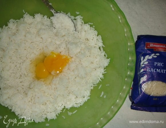 В рис добавить яйца и хорошо перемешать.