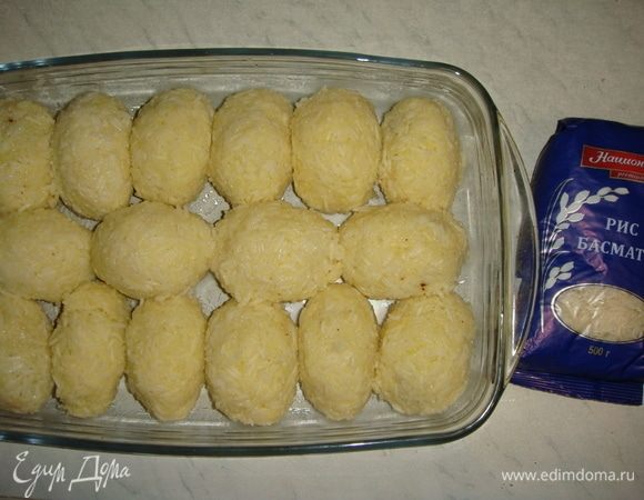 Форму для запекания смазать маслом и выложить колобки.