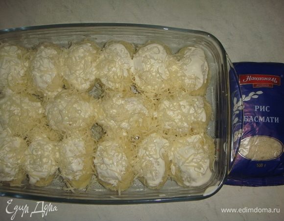 Сверху колобки смазать сметаной и посыпать натертым сыром. Запекать в разогретой до 200°С духовке 20–25 минут.