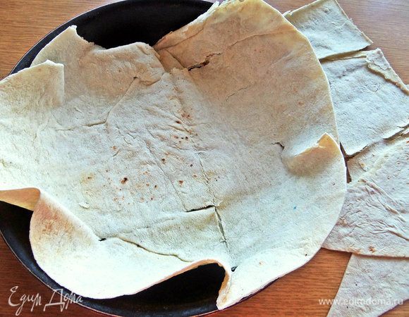 Готовим съедобную тарелочку. Из тонкого лаваша выкраиваем круг. Не беда, если ровно не получается, можно добавить кусочек внахлест.