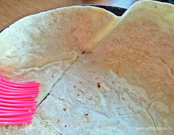 Помещаем лаваш в форму для запекания, смазанную маслом. Всю поверхность лаваша смазываем тоже обильно оливковым маслом.