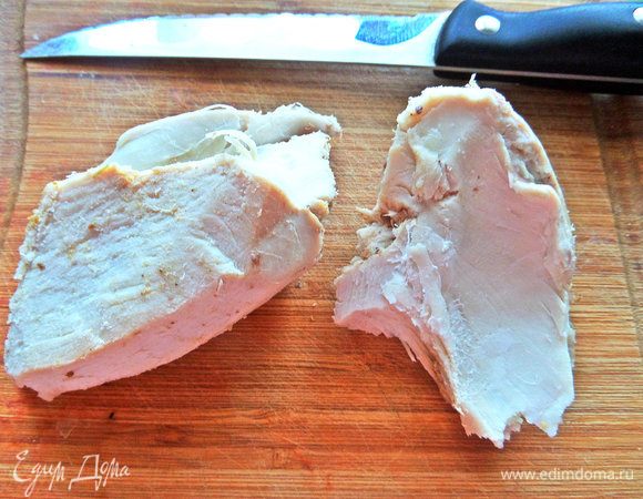 Переходим к омлетной начинке. У меня осталось филе от запеченной курочки.