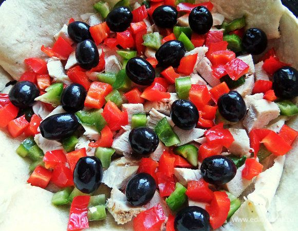 Сверху маслины.