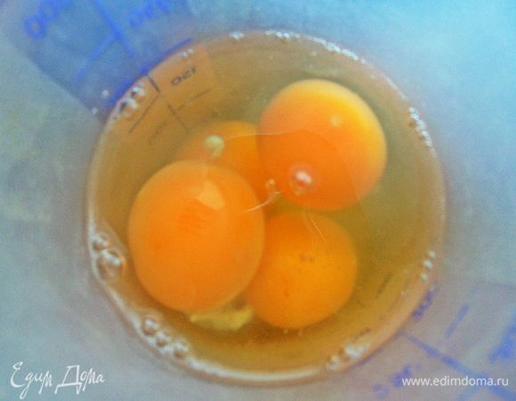 Делаем омлет. В шейкер разбить яйца.