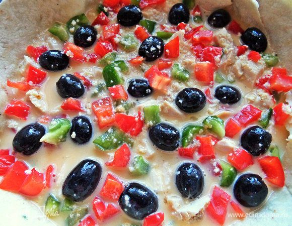 Отправляем запекаться при 180°С, чтобы омлет схватился.