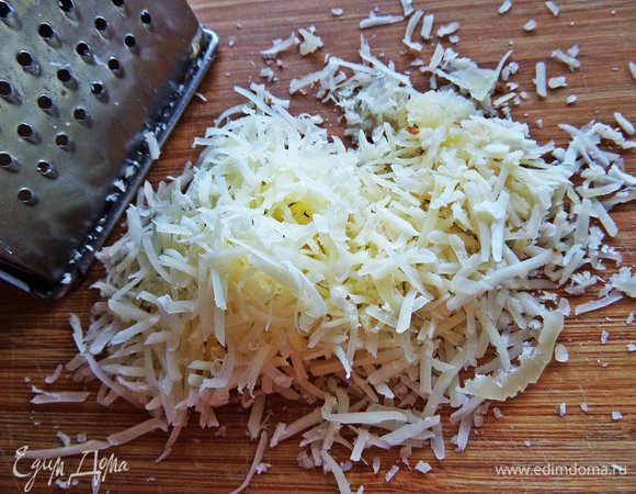 Натереть мелко сыр.