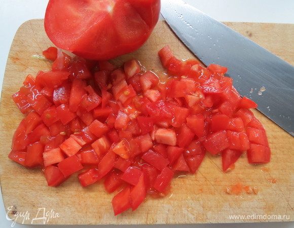 Тем временем нарезаем мелким кубиком помидоры. 