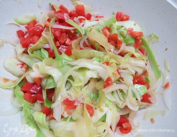 Добавляем нарезанные помидоры, тушим до готовности помидоров.