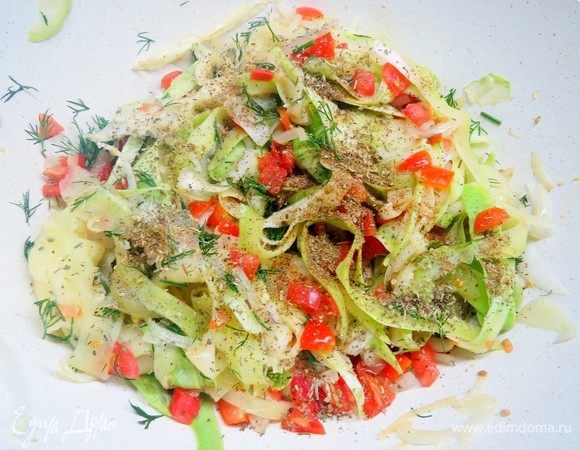 В конце добавляем все приправы и нарезанную зелень. 