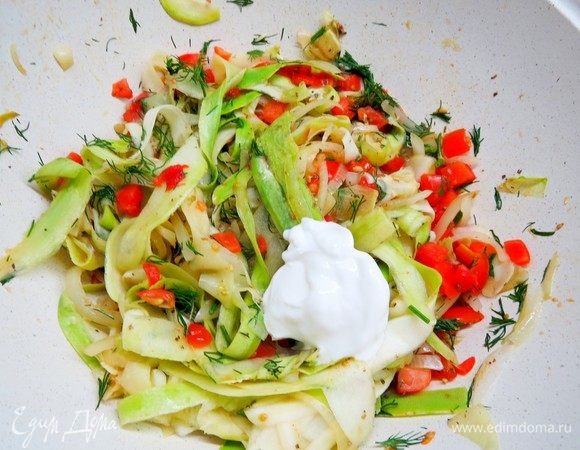 Заправляем сметаной, перемешиваем и выключаем огонь. 
Даем настояться минут 10 и подаем наши паппарделле на стол.

