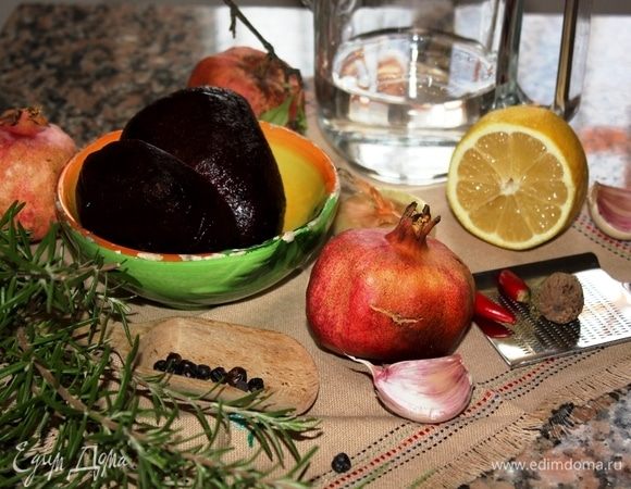 Собрать ингредиенты. К ним добавить 1 столовую ложку бальзамического уксуса, и 1 ч. л. тростникового сахара, 1,5 ч. л. жидкого меда.