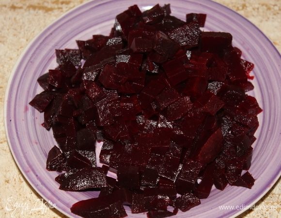 Тем времнем, нарезать кубиками вареную свеклу.