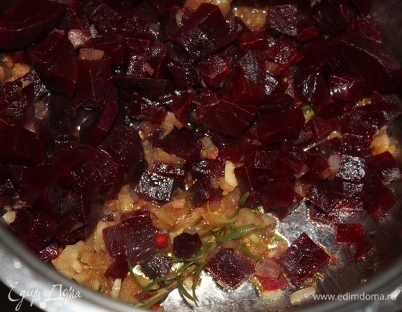 Всыпать свеклу в кастрюлю.