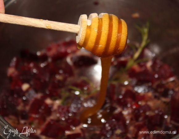 Добавить 0,5 стакана воды, 1,5 ч. л. меда, 1 ст. л. бальзамического уксуса. Все перемешать, накрыть крышкой. С момента закипания и до снятия с огня, варить 5–6 минут.