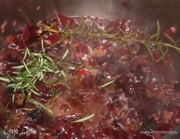 Всыпать специи в кастрюлю, перемешать.