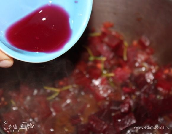 Из половины маленького граната выжать сок и влить его в кастрюлю, постоянно помешивая, дать снова закипеть и снять с огня. Общее время готовки соуса в кастрюле 6 минут с момента его закипания.