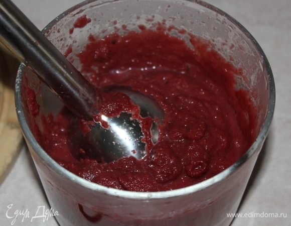 Измельчить получившуюся смесь погруженным блендером.