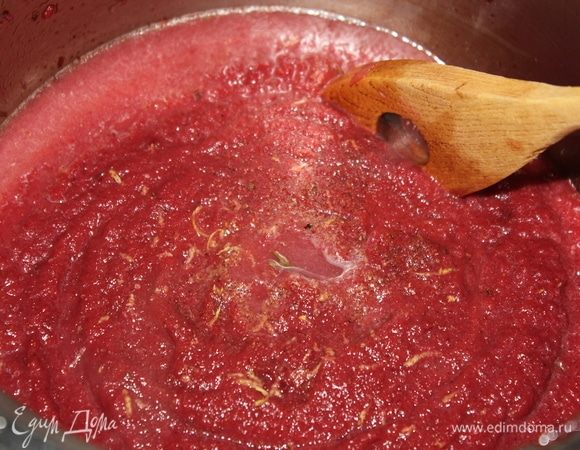 Переложить обратно в кастрюлю, если вы для измельчения использовали другую емкость. Добавить натертую цедру лимона, натереть мускатный орех, и при необходимости добавить немного воды. Довести до кипения, постоянно помешивая.