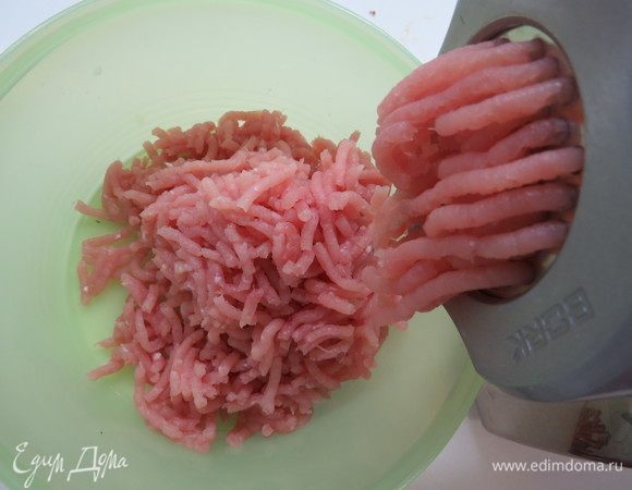 Куриный фарш можно взять покупной или приготовить самостоятельно (пропустить через мясорубку куриные грудки). Я всегда готовлю сама, так я уверена в составе. Гречневую крупу отварить в подсоленной воде до готовности, остудить.