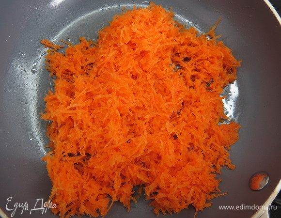 Морковь потереть на мелкой терке и пассеровать на оливковом масле до мягкости.