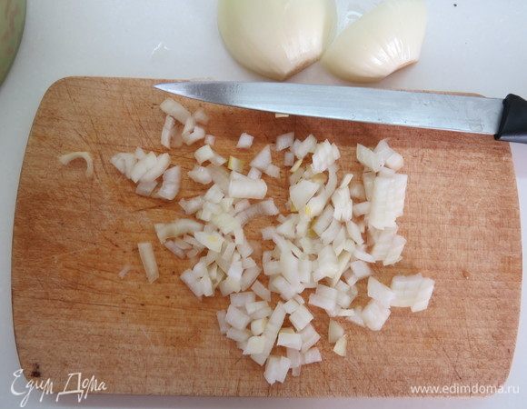 Лук, чеснок и зелень мелко нарезать.