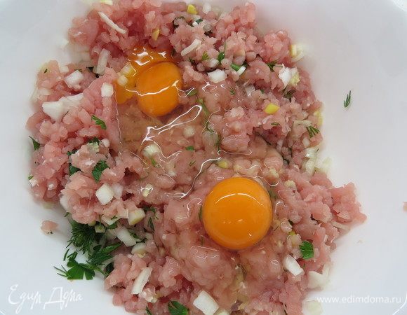 Затем добавить яйца, перемешать.