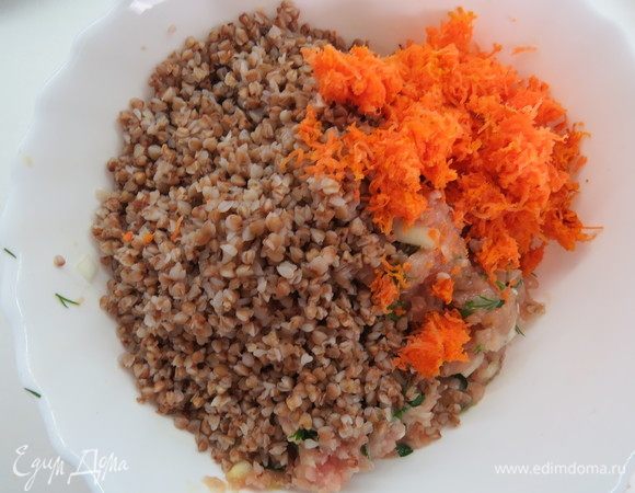 В конце добавляем к фаршу сваренную гречку и припущенную морковь. Тщательно вымешиваем.