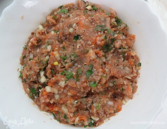 Из получившегося фарша влажными руками формуем котлетки и обжариваем на оливковом масле до румяности. Также такие котлетки замечательно делать на пару, оба варианта вкусны.